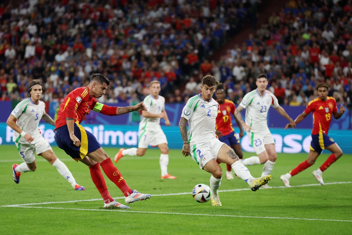 GELSENKIRCHEN, GERMANY - JUNE 20: Alvaro Morata of Spain shoots whilst under pressure from Giovanni Di Lorenzo of Italy during the UEFA EURO 2024 group stage match between Spain and Italy at Arena AufSchalke on June 20, 2024 in Gelsenkirchen, Germany. (Photo by Lars Baron/Getty Images)