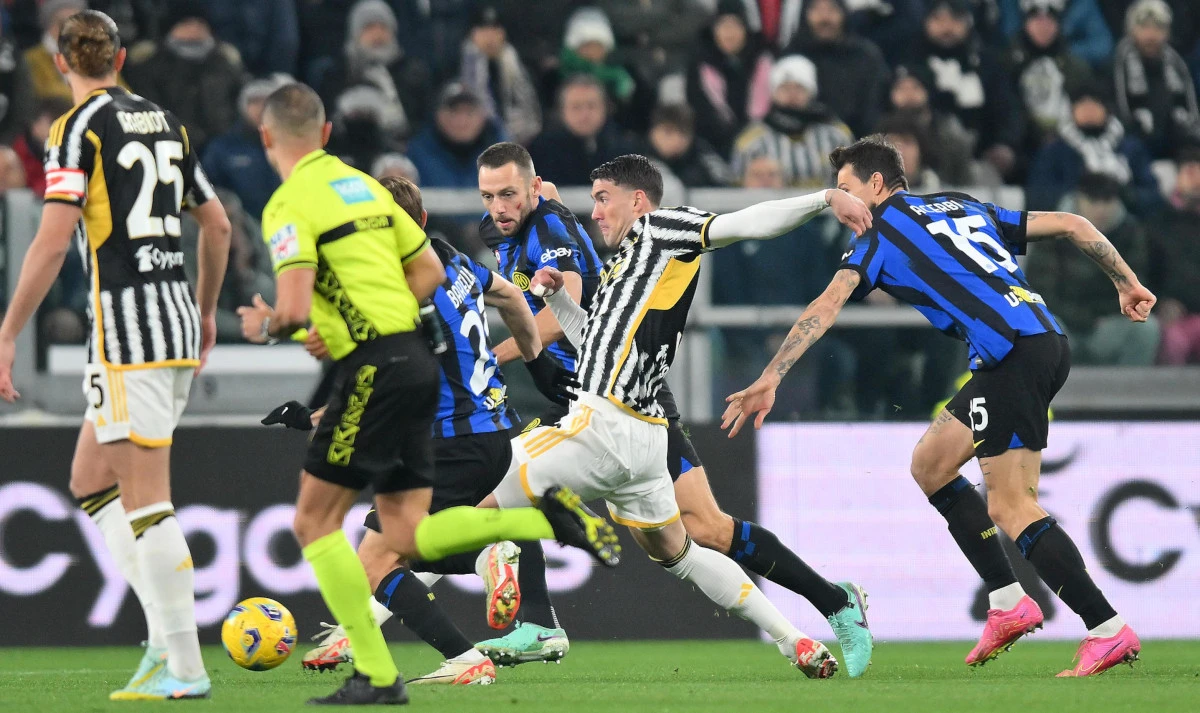Juventus' Dusan Vlhovic and Inter's Stefan De Vrij in action during the italian Serie A soccer match Juventus FC vs FC Inter at the Allianz Stadium in Turin, Italy, 26 November 2023. EPA-EFE/Alessandro Di Marco