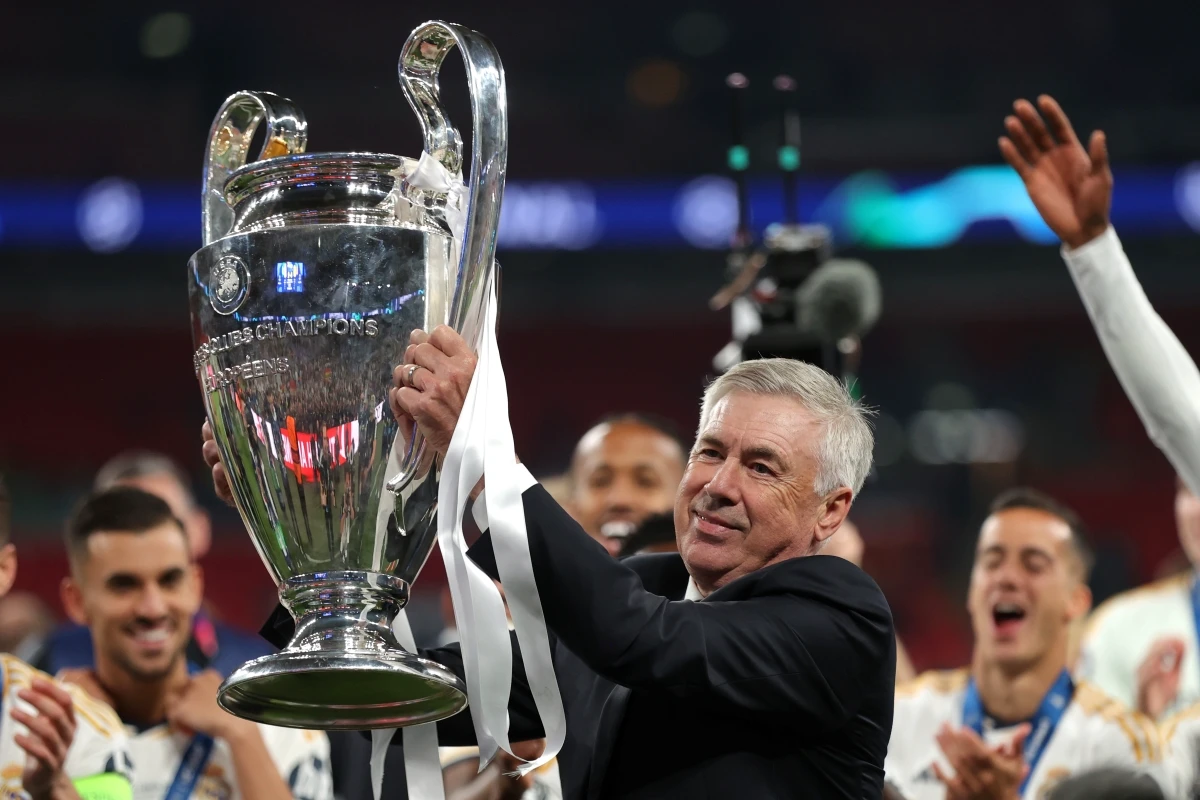 LONDON, ENGLAND - JUNE 01: Carlo Ancelotti, Head Coach of Real Madrid, lifts the UEFA Champions League Trophy after his team's victory during the UEFA Champions League 2023/24 Final match between Borussia Dortmund and Real Madrid CF at Wembley Stadium on June 01, 2024 in London, England. (Photo by Alex Pantling/Getty Images) (treble)