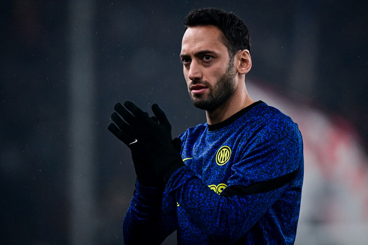 Inter midfielder #20 Hakan Calhanoglu warms up prior to the Italian Serie A football match between Genoa and Inter Milan at Luigi Ferraris stadium in Genoa, on December 29, 2023 (Photo by Piero CRUCIATTI / AFP) (Photo by PIERO CRUCIATTI/AFP via Getty Images)