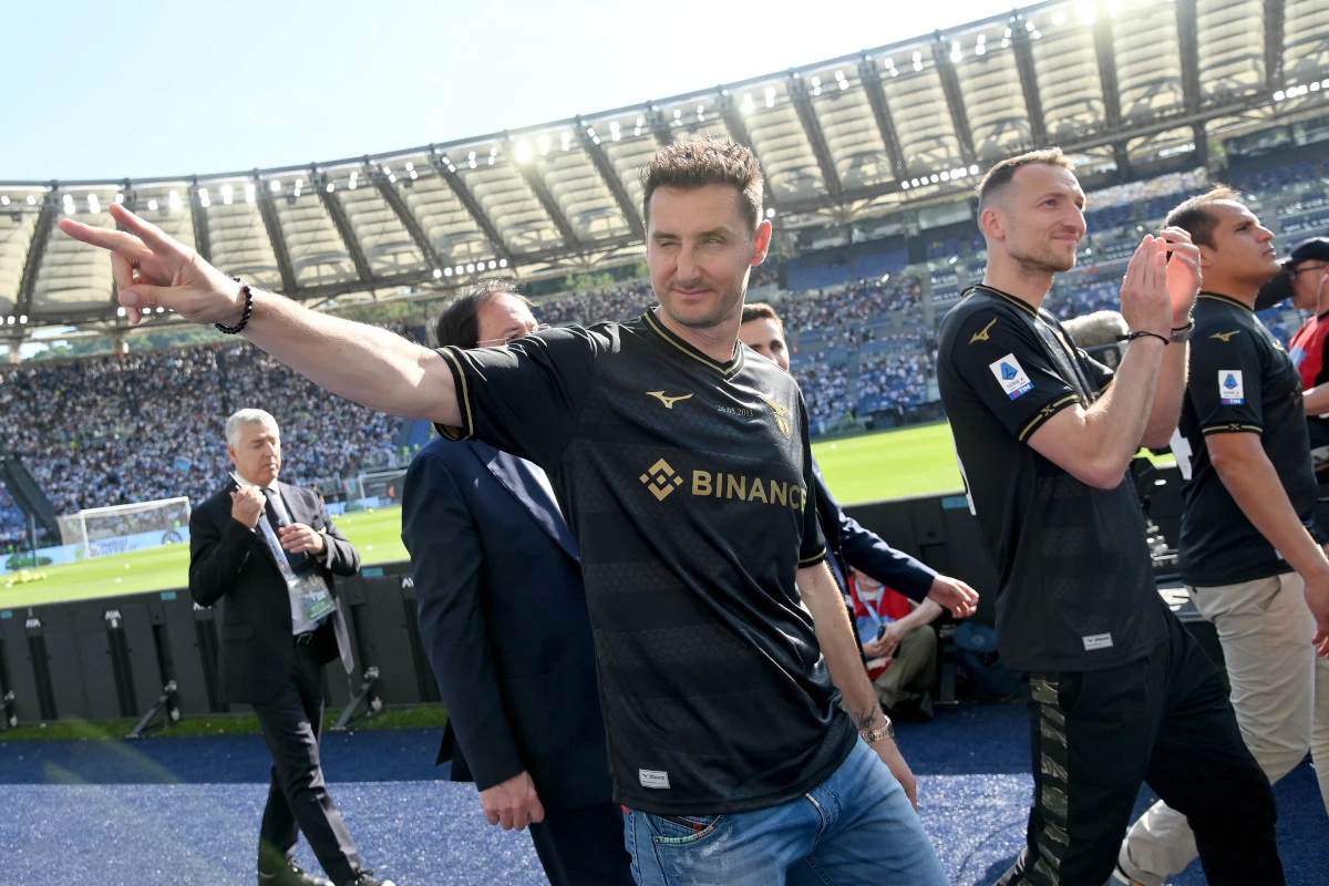 ROME, ITALY - MAY 28: Mirolslav Klose former of SS Lazio player celebrates with his supporters the tenth anniversary prior the conquest of the Italian Cup against Roma on May 26, 2013 the Serie A match between SS Lazio and US Cremonese at Stadio Olimpico on May 28, 2023 in Rome, Italy. (Photo by Marco Rosi - SS Lazio/Getty Images)