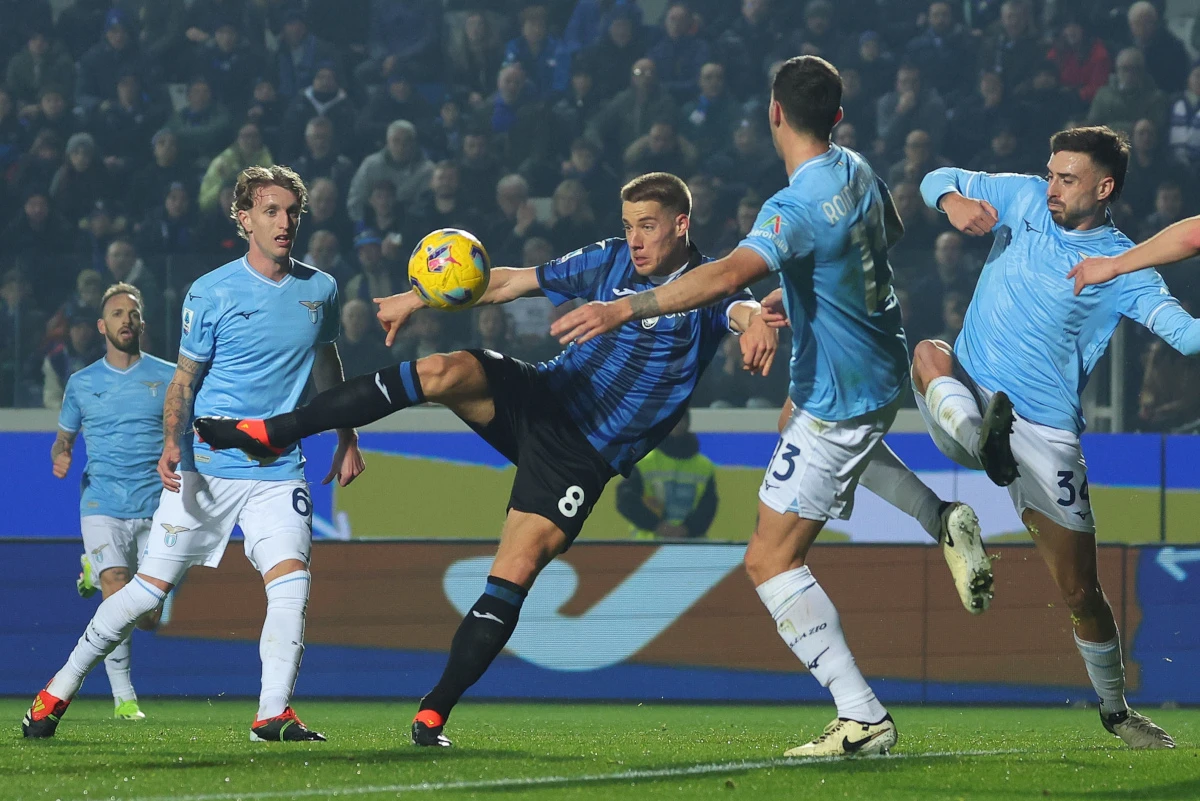 epa11126793 Atalanta's Mario Pasalic (C) scores the opening goal during the Italian Serie A soccer match Atalanta BC vs SS Lazio in Bergamo, Italy, 04 February 2024. EPA-EFE/MICHELE MARAVIGLIA