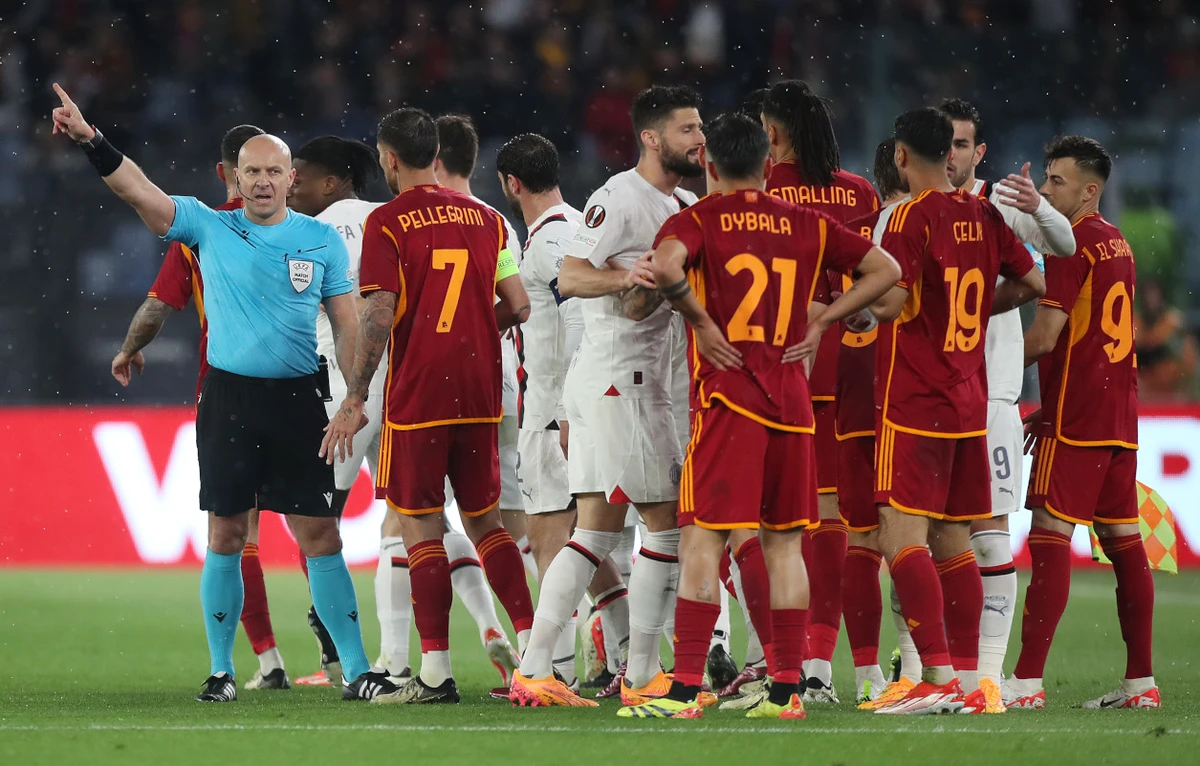 ROME, ITALY - APRIL 18: Referee Szymon Marciniak gestures after showing a red card to Zeki Celik of AS Roma during the UEFA Europa League 2023/24 Quarter-Final second leg match between AS Roma and AC Milan at Stadio Olimpico on April 18, 2024 in Rome, Italy. (Photo by Francesco Pecoraro - Paolo Bruno/Getty Images)