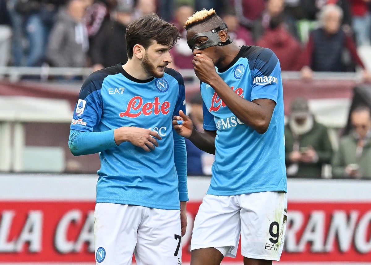 epa10532116 Napoli's Khvicha Kvaratskhelia (L) interacts with teammate Victor Osimhen after scoring the 0-2 goal during the Italian Serie A soccer match between Torino FC and SSC Napoli, in Turin, Italy, 19 March 2023. EPA-EFE/ALESSANDRO DI MARCO