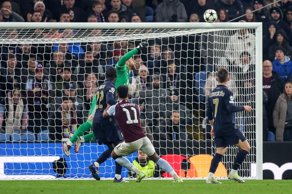 epa11744477 Goalkeeper Michele Di Gregorio of Juventus in action during the UEFA Champions League match between Aston Villa and Juventus in Birmingham, Great Britain, 27 November 2024. EPA-EFE/ADAM VAUGHAN