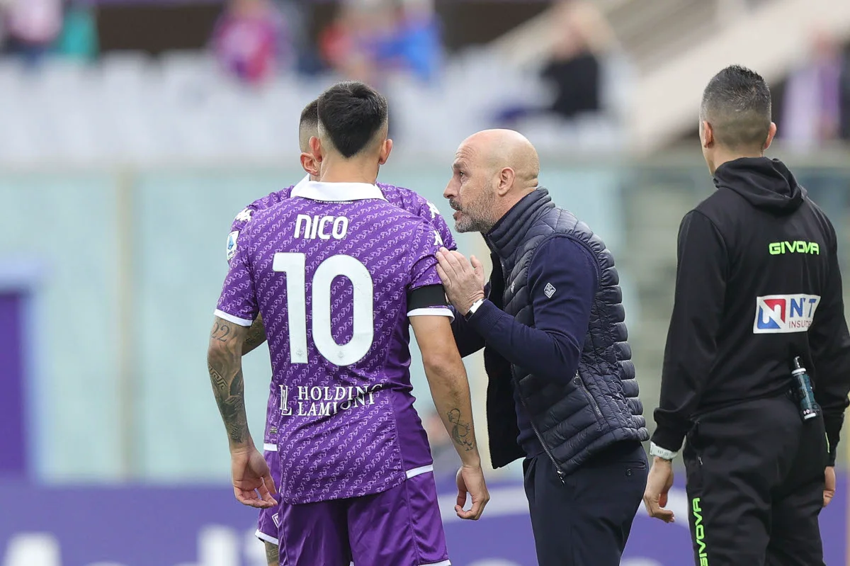 FLORENCE, ITALY - FEBRUARY 11: Nicolás Iván González of ACF Fiorentina and Head coach Vincenzo Italiano manager of ACF Fiorentina during the Serie A TIM match between ACF Fiorentina and Frosinone Calcio - Serie A TIM at Stadio Artemio Franchi on February 11, 2024 in Florence, Italy. (Photo by Gabriele Maltinti/Getty Images)