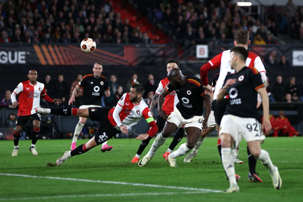 ROTTERDAM, NETHERLANDS - FEBRUARY 15: Romelu Lukaku of AS Roma scores his team's first goal during the UEFA Europa League 2023/24 round of 16 first leg match between Feyenoord and AS Roma at Feyenoord Stadium on February 15, 2024 in Rotterdam, Netherlands. (Photo by Dean Mouhtaropoulos/Getty Images)