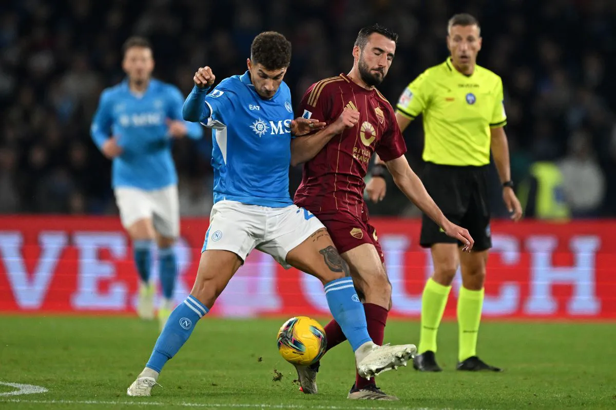 NAPLES, ITALY - NOVEMBER 24: Giovanni Di Lorenzo of Napoli battles for possession with Bryan Cristante of AS Roma during the Serie A match between Napoli and AS Roma at Stadio Diego Armando Maradona on November 24, 2024 in Naples, Italy. (Photo by Francesco Pecoraro/Getty Images)