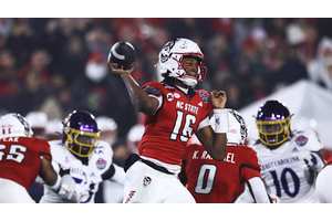 Official catches helmet to face during fight in Military Bowl