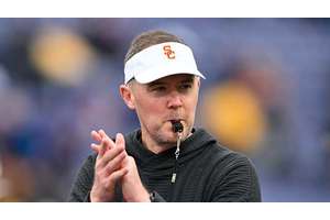 Lincoln Riley and USC make a rather late change for starting quarterback