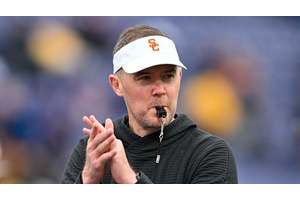 USC fans quickly losing patience with Lincoln Riley