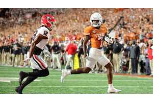 Texas fans completely trash their field, cause officials to change call vs. UGA