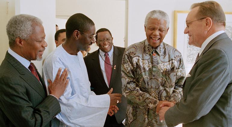 Nelson Mandela with former Secretary-General Kofi Annan (l), General Assembly President Harri Holkeri (r) and President Moctar Ouane of Mali (c). (file) Nelson Mandela with former Secretary-General Kofi Annan (l), General Assembly President Harri Holkeri (r) and President Moctar Ouane of Mali (c). (file)