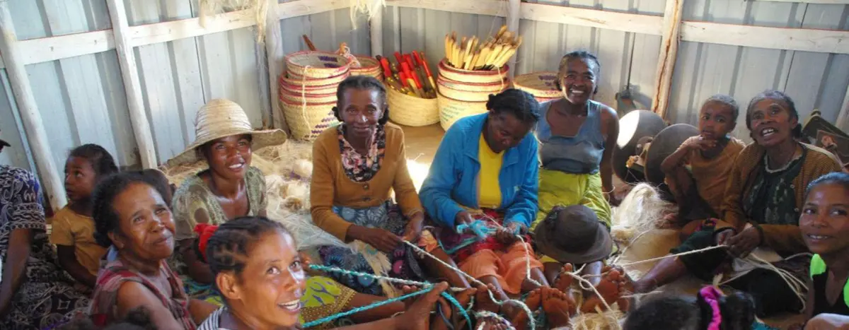 Members of a UN-supported association are producing handicrafts.