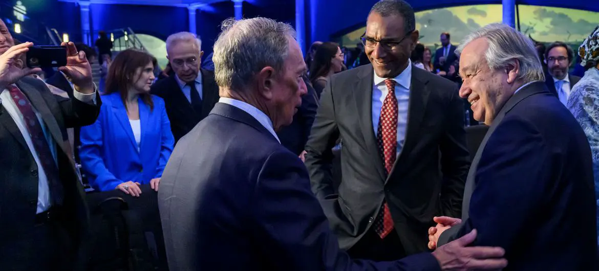 Secretary-General António Guterres (right) with Michael R. Bloomberg (left), UN Special Envoy for Climate Ambition and Solutions, and Sean M. Decatur, President of the American Museum of Natural History.