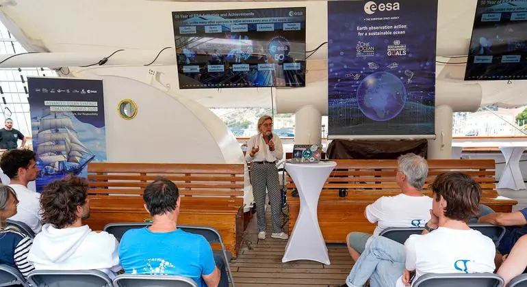 Simonetta Cheli (middle), Director of ESA’s Earth Observation, briefs about the training course. Simonetta Cheli (middle), Director of ESA’s Earth Observation, briefs about the training course.