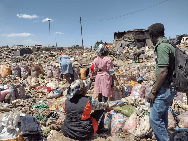 women on nairobi landfill women on nairobi landfill
