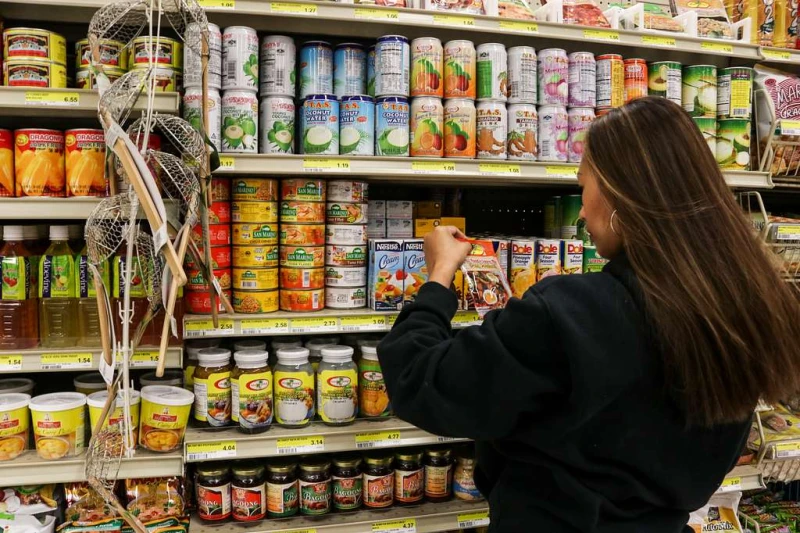 looking at food labels and nutrition facts helps people ce ee