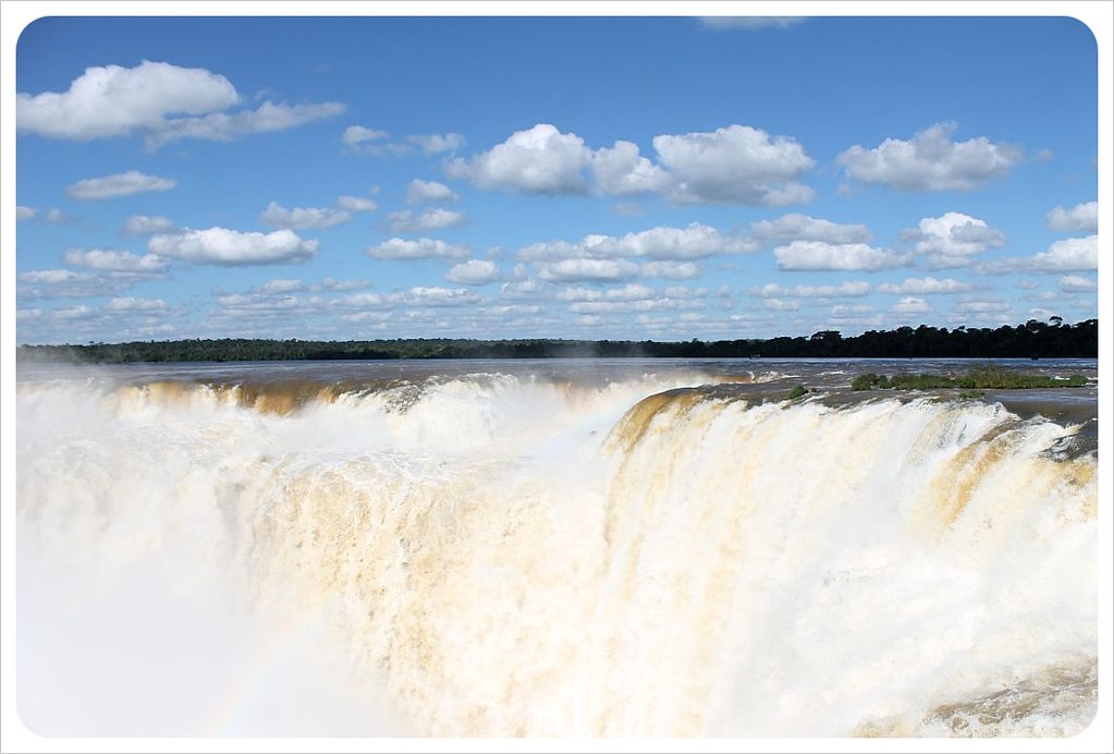 iguazu falls garganta del diablo close-up