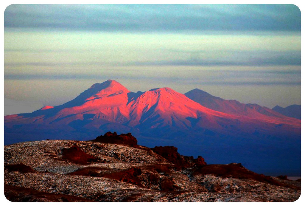 valle de la luna mountains at sunset