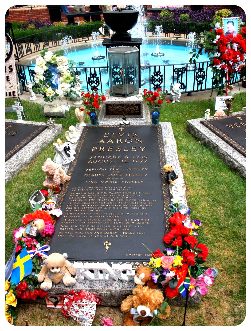 elvis presley grave memphis graceland elvis presley grave memphis graceland