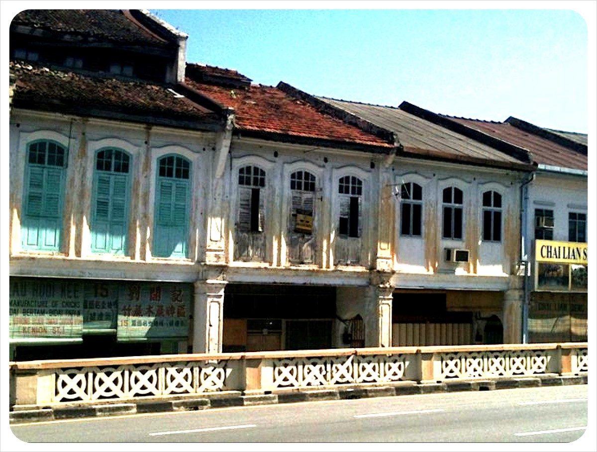 crumbling houses in ipoh