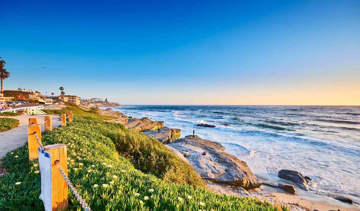 A sunny day along the beautiful coast of San Diego, California
