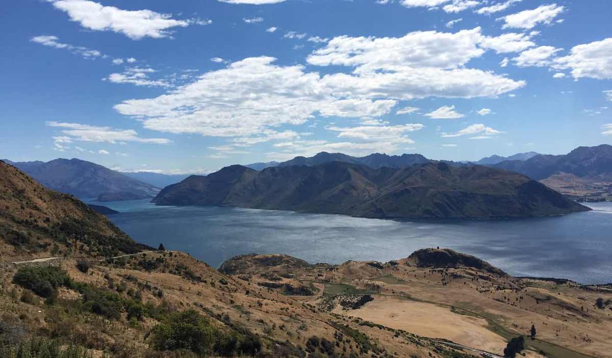 Lake Wanaka surrounded by mountains in New Zealand
